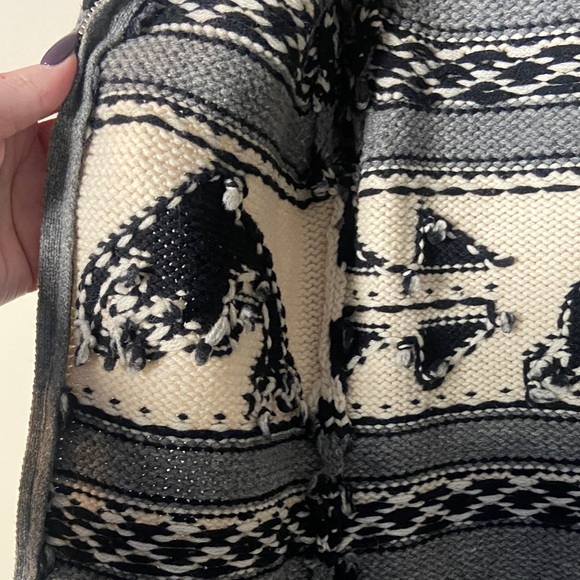 Aritzia TNA ‘Killer Whale’ RARE Cowichan Gray and Cream Patterned Zip-Up Sweater - Picture 13 of 15